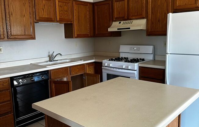 2 beds, 1 bath, $1,050, Unit 2