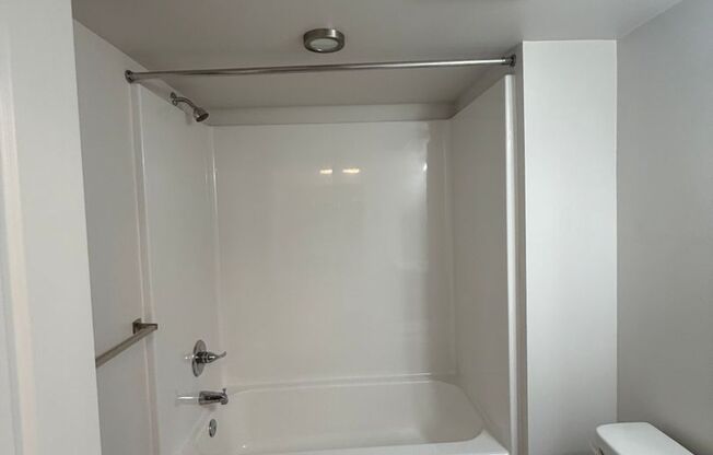 Studio, 1 bath, 501 sqft, $1,600, Unit Market Unit - Studio Apartment