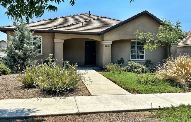 2011 BELLA OAKS DR. - 3 BEDROOM 2 BATH - TULARE - DEL LAGO