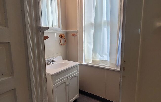 2 beds, 1 bath, 700 sqft, $775, Unit 2