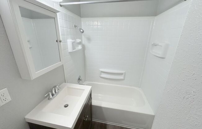 2 beds, 1 bath, 700 sqft, $1,795, Unit A17
