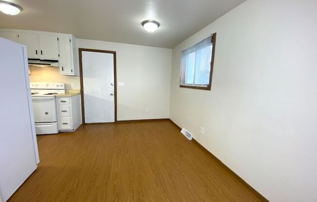 2 beds, 1 bath, 896 sqft, $1,095, Unit A