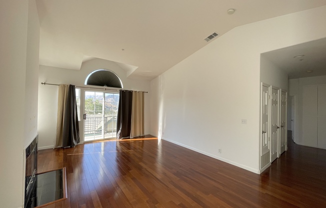 Stunning Remodeled 2BR/2BA Garage Laundry Fireplace