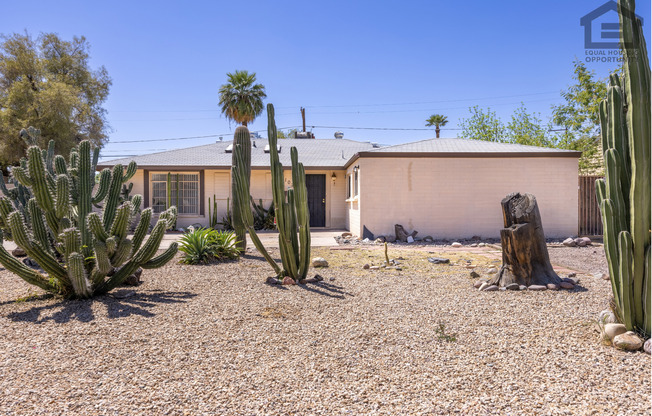 3Bed/2Bath House at 19th Ave/Camelback! Ready for Immediate Move-In! -- NO HOA! CORNER LOT!