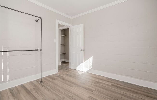 Charming Apartment Downtown Columbia - Housing Vouchers Accepted!