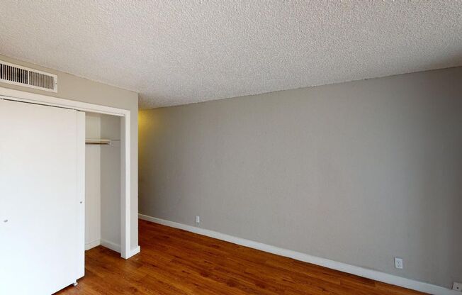 Studio, 1 bath, 304 sqft, $795, Unit 1945 Peoria St #308