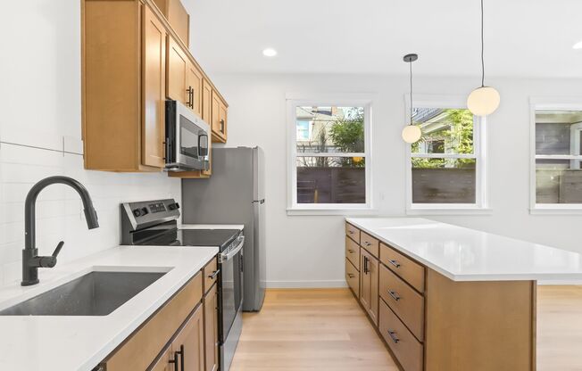 602-614 NE Russell St