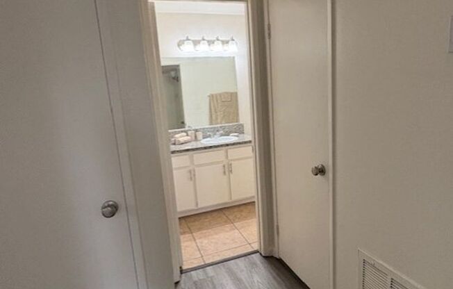 1 bed, 1 bath, 650 sqft, $1,320, Unit 12