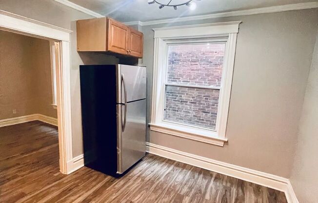 AVAILABLE NOW!! Updated 2bed 1bath!