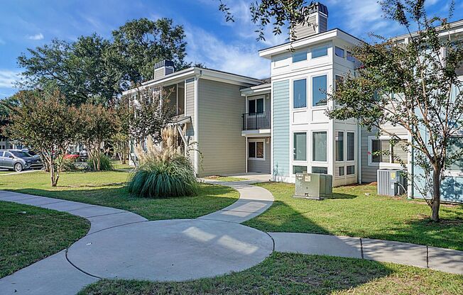 Renovated Condo located in heart of Mt Pleasant, near Ravenel Bridge and Waterfront Park