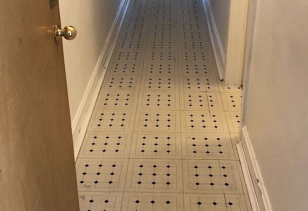 1 bed, 1 bath, $640, Unit R