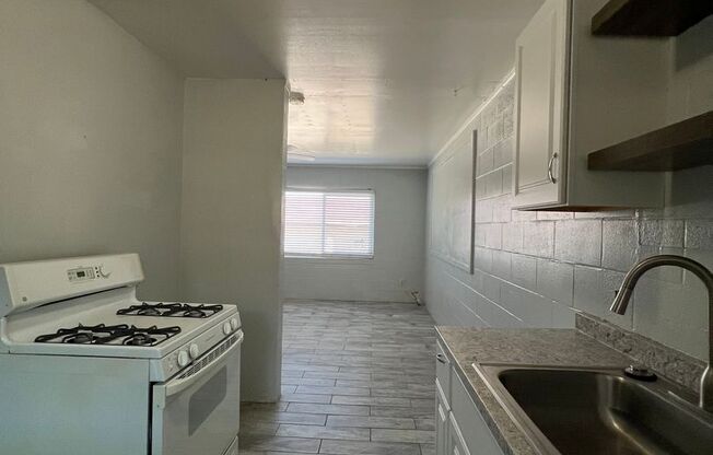 2 beds, 1 bath, $1,075