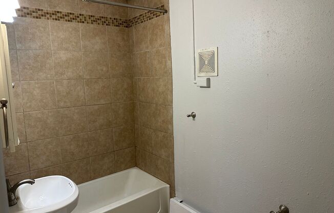 1 bed, 1 bath, 560 sqft, $999, Unit 205