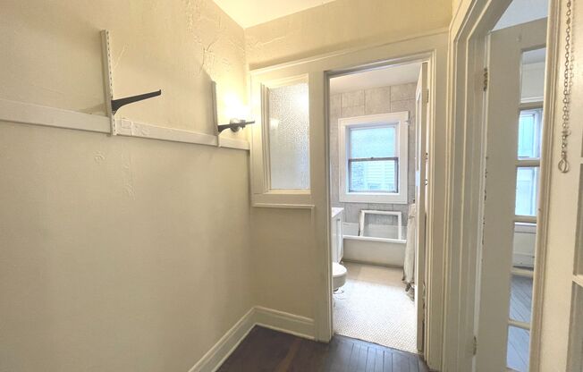 Studio, 1 bath, $875, Unit 23