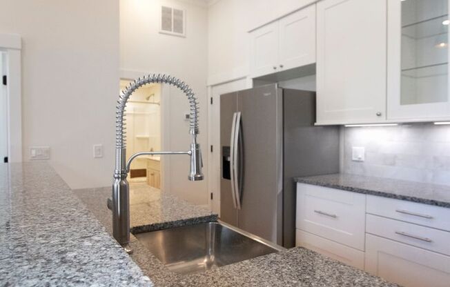 1 bed, 1 bath, $2,295, Unit 440 Central Ave - 202