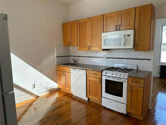 2 beds, 1 bath, 860 sqft, $2,300, Unit 2L