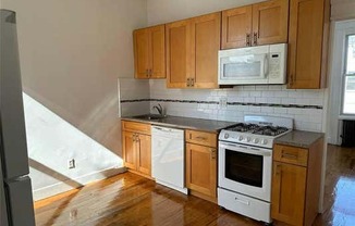 2 beds, 1 bath, 860 sqft, $2,300, Unit 2L