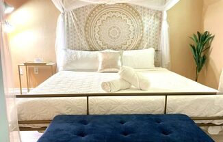 Fantastic 1/1 unit in central Sarasota, near 41 and beaches!