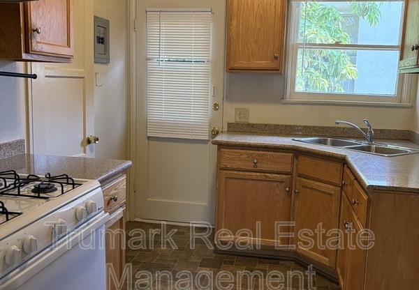 1480 E CHEVY CHASE DR