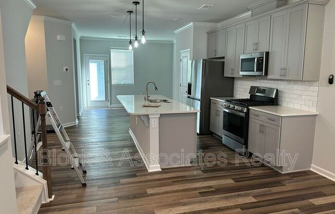 608 GIMARI DR