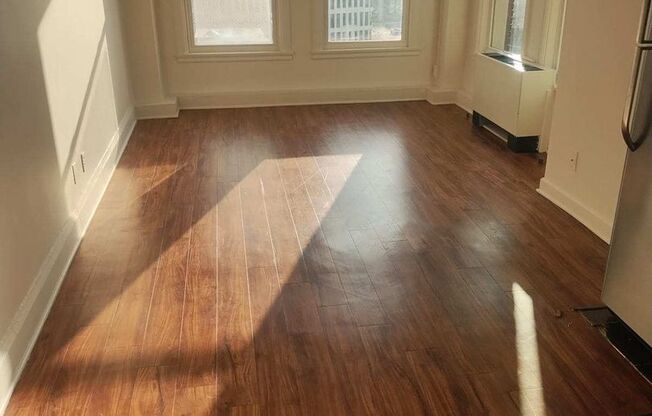 1 bed, 1 bath, 600 sqft, $1,300, Unit 537