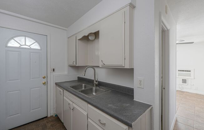 Studio, 1 bath, $975, Unit UNIT B