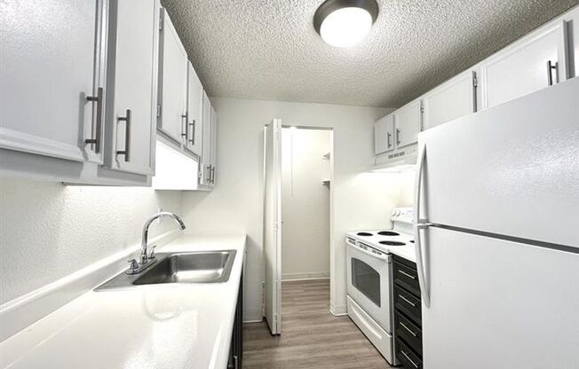 1 bed, 1 bath, 592 sqft, $1,385, Unit 52