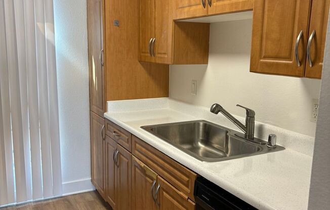 2 beds, 1 bath, 930 sqft, $2,600, Unit 076