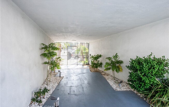 6335 WHITSETT AVE