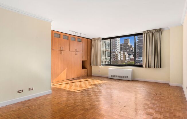 215 W 95 ST