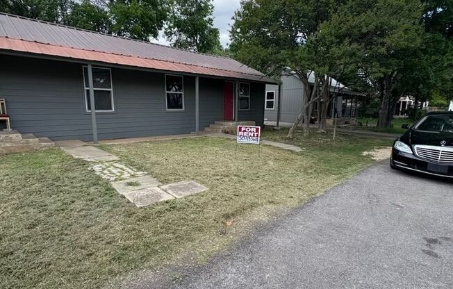 510_Three Southsiders_706 -714 S Burleson