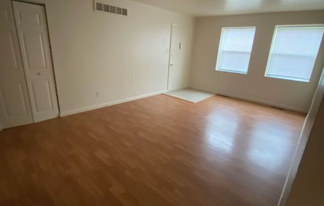 2 beds, 1 bath, $750, Unit 9983C