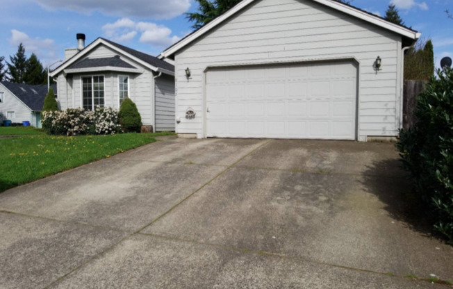 Wonderful 3 Bed 2 Bath Corner lot Home w/ New Carpet!