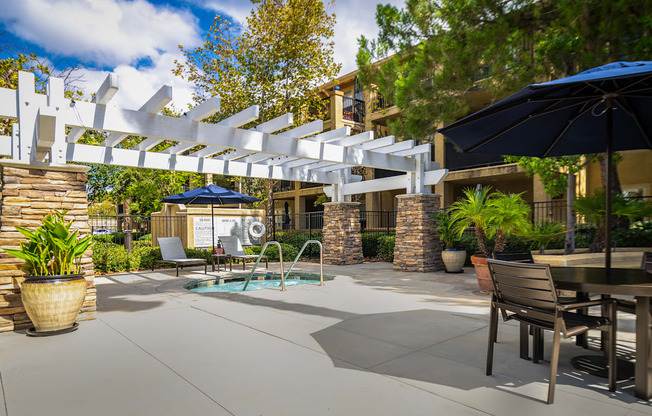 Lone spa and BBQ area at 55+ FountainGlen Temecula