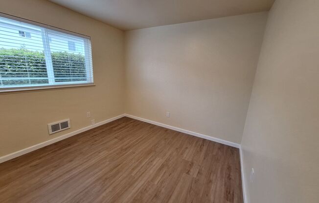 2 beds, 1 bath, $2,595, Unit 2