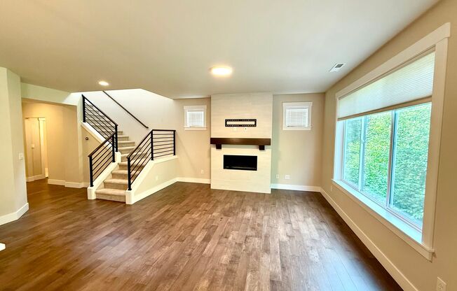 Harbour Crossing Comfort – Light-Filled Home with Daylight Basement