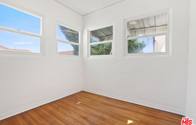 8521 SATURN ST