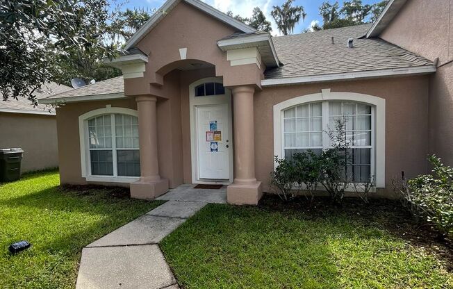 A Gorgeous 5-Bedroom House in a Golf Coursea Golf Course Community