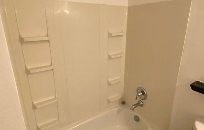 1 bed, 1 bath, $1,100, Unit 6