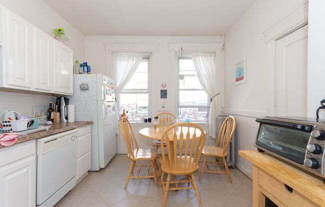 2 beds, 1 bath, $3,000, Unit Unit #32