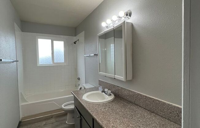 2 beds, 1 bath, 956 sqft, $1,350, Unit 17