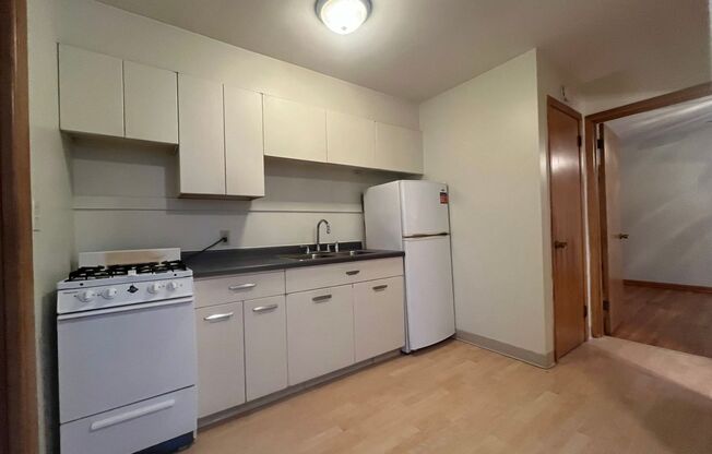 1 bed, 1 bath, 650 sqft, $955, Unit 8