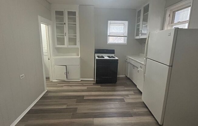 2 beds, 1 bath, $900, Unit DN