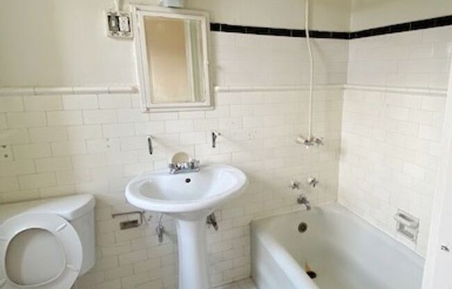 2 beds, 2 baths, 1,050 sqft, $2,050, Unit 406