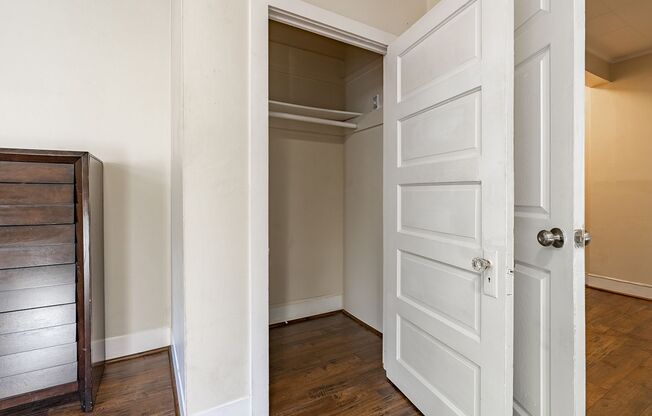 Studio, 1 bath, 375 sqft, $1,095, Unit 27