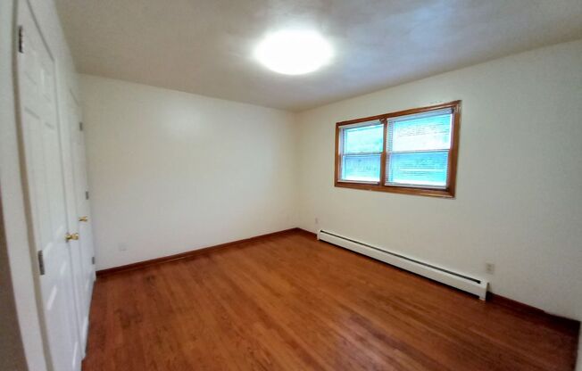 2 beds, 1 bath, 903 sqft, $1,190, Unit E-7