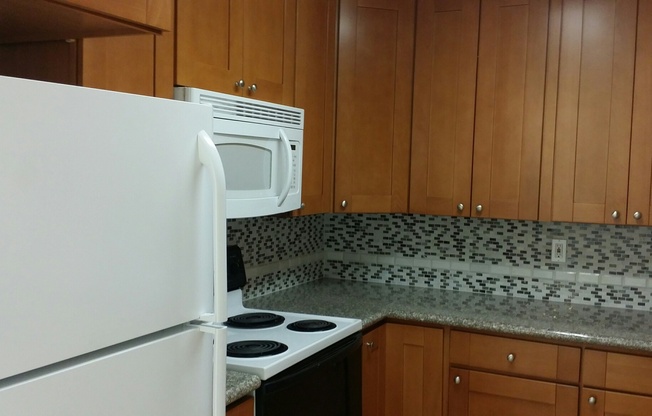 UTC Duplex 1475 Sq Ft 3 bedroom 1.5 ba wood floors