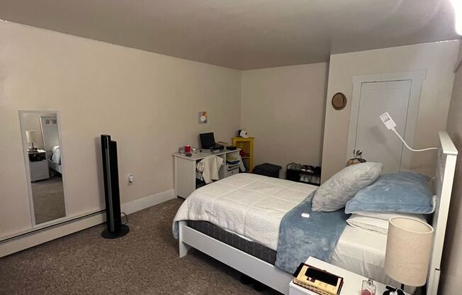 2 beds, 1 bath, $1,295