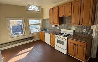 2 beds, 1 bath, $1,095, Unit Apt # 3