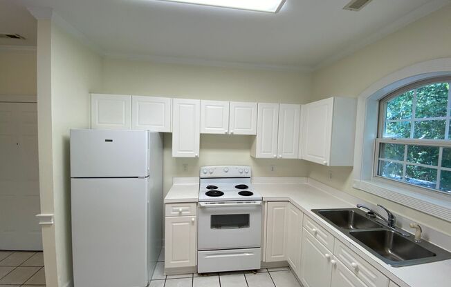 Pristine move in ready Condo located in Heatherstone !